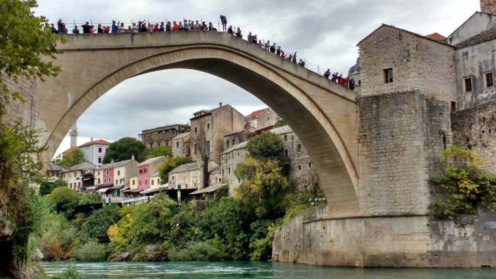 La multitud esperando el salto - Mostar