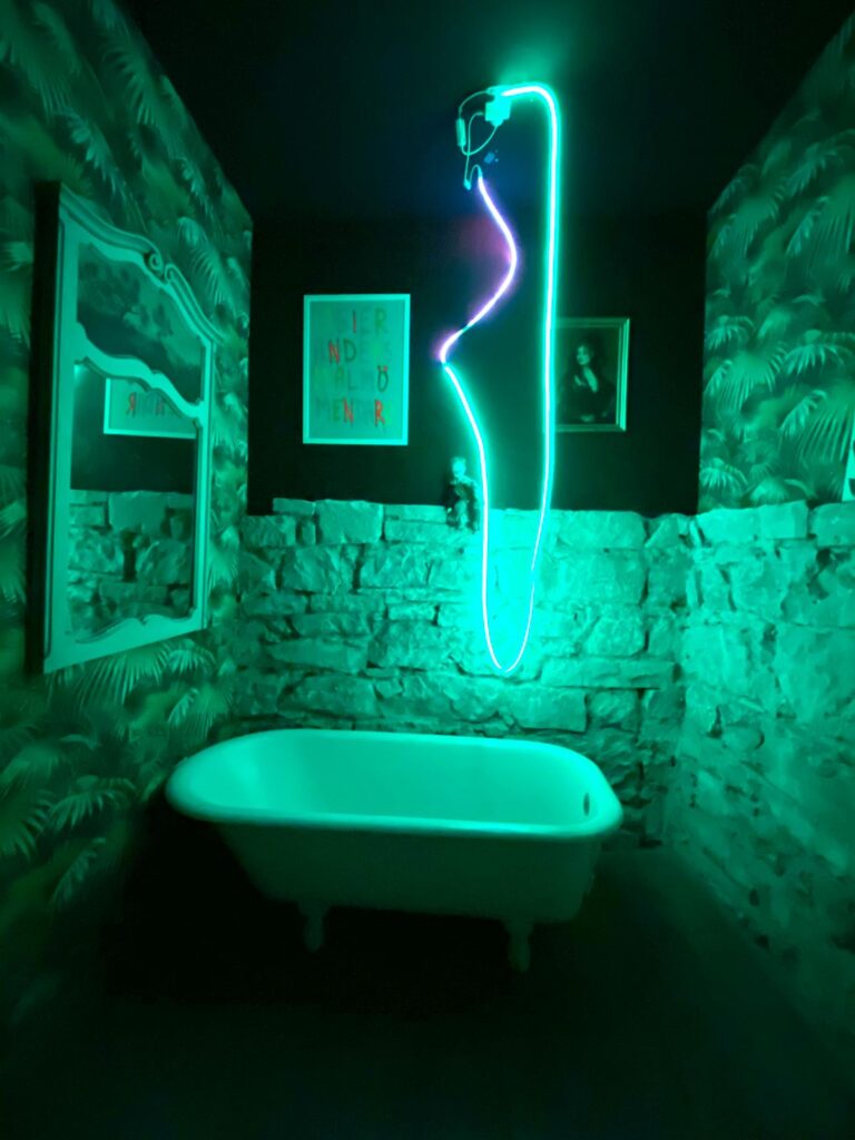 Salas intervenidas - "A Room in the City"