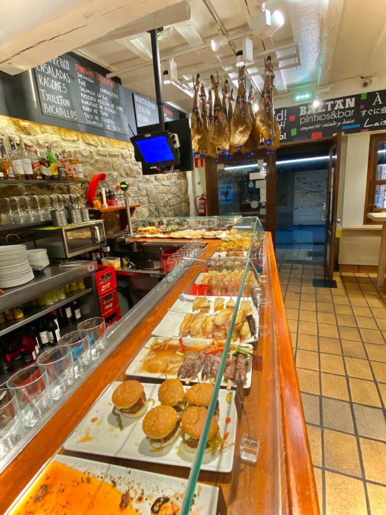 La barra repleta de Pintxos