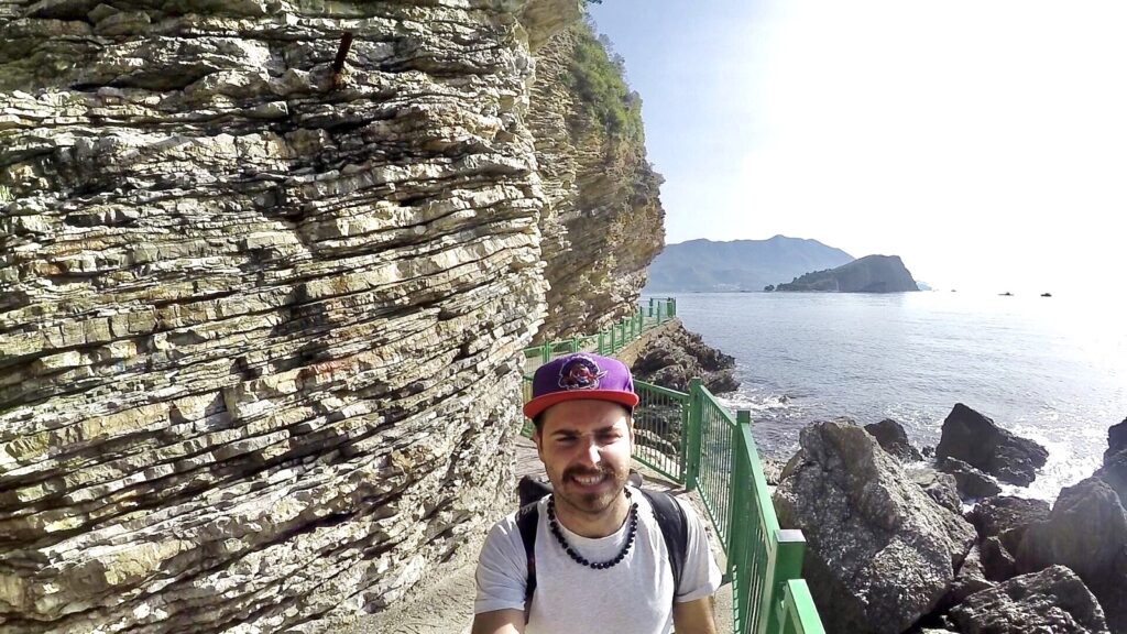 Pasarela para llegar a la playa de Mogren - Budva