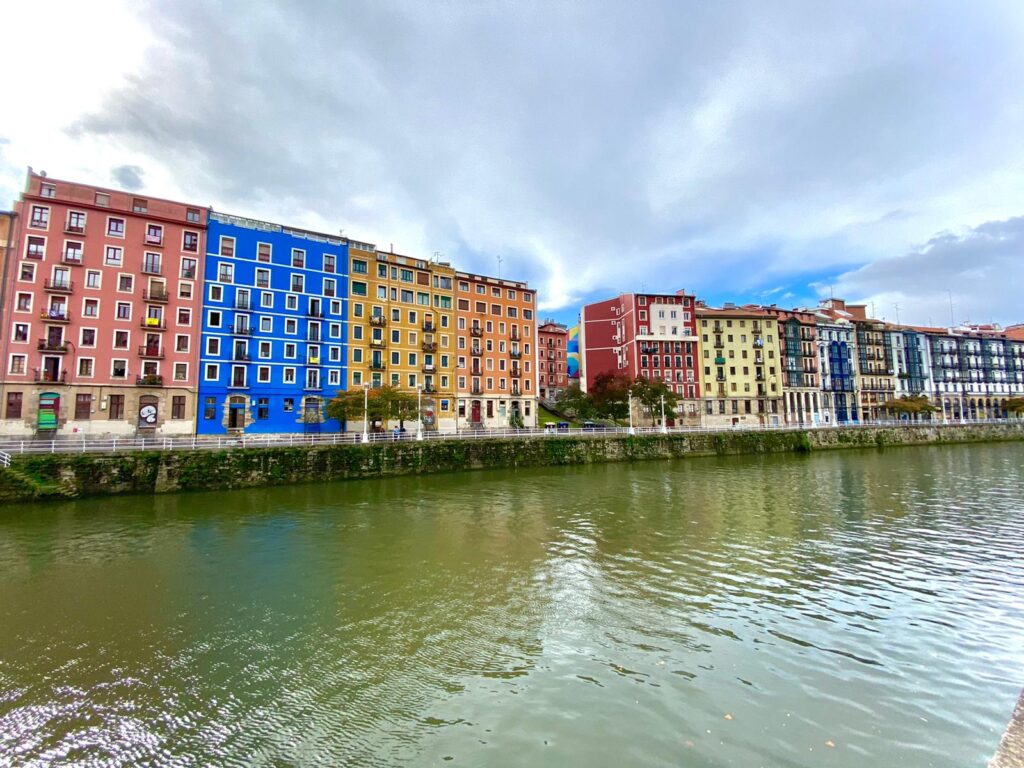 Edificios de colores sobre la Ría de Bilbao