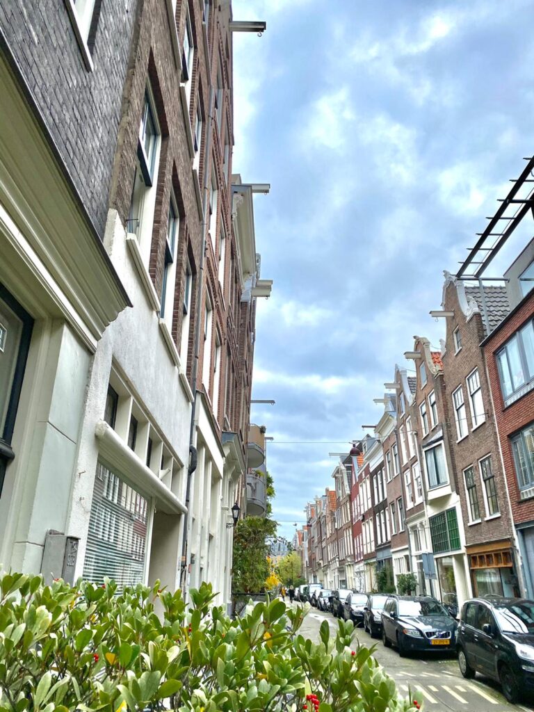 Fachadas inclinadas y poleas Amsterdam