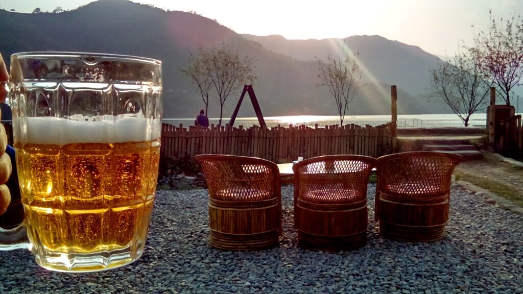 que hacer en pokhara - Cerveza frente al Lago Phewa