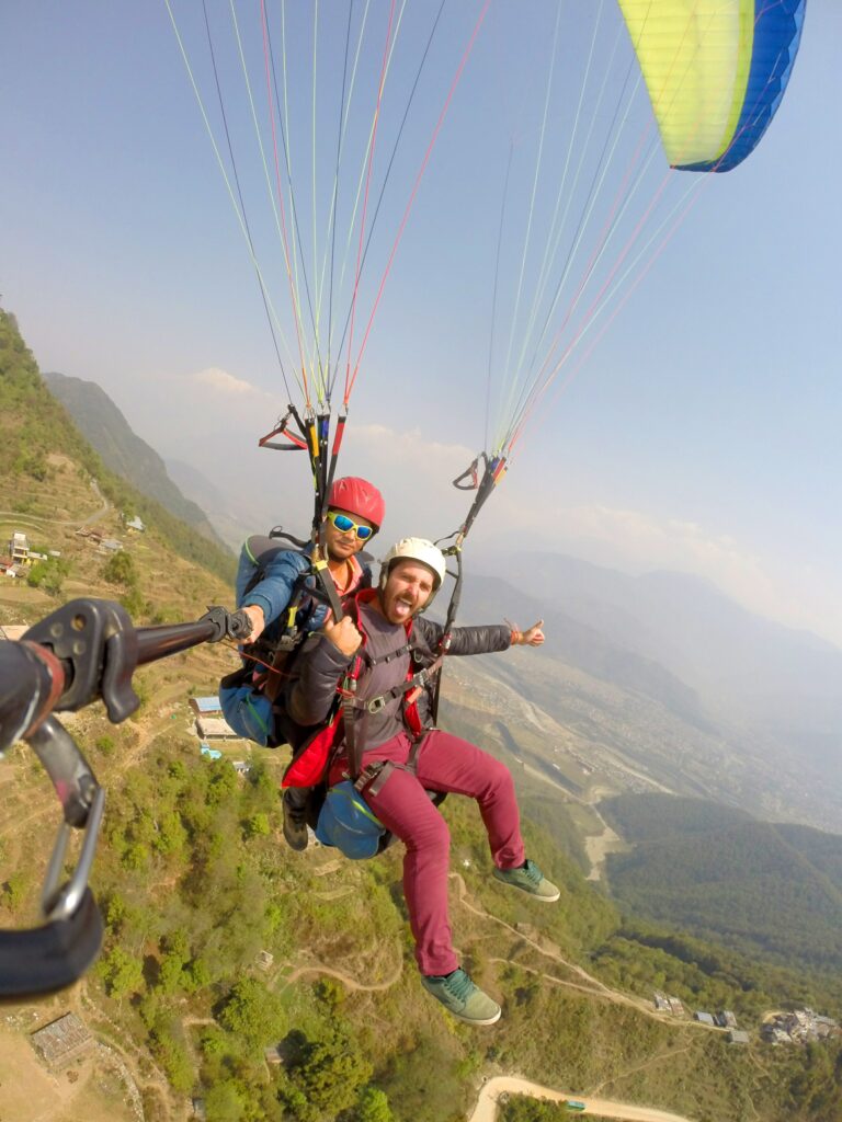 Parapente con los Himalayas de fondo - que hacer en pokhara