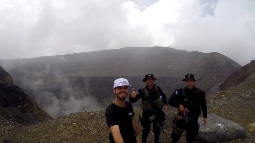 Subiendo escoltado al Volcán Santa Ana