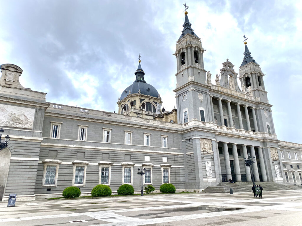 La Catedral de la Almudena - Lugares que no podemos dejar de ver en Madrid