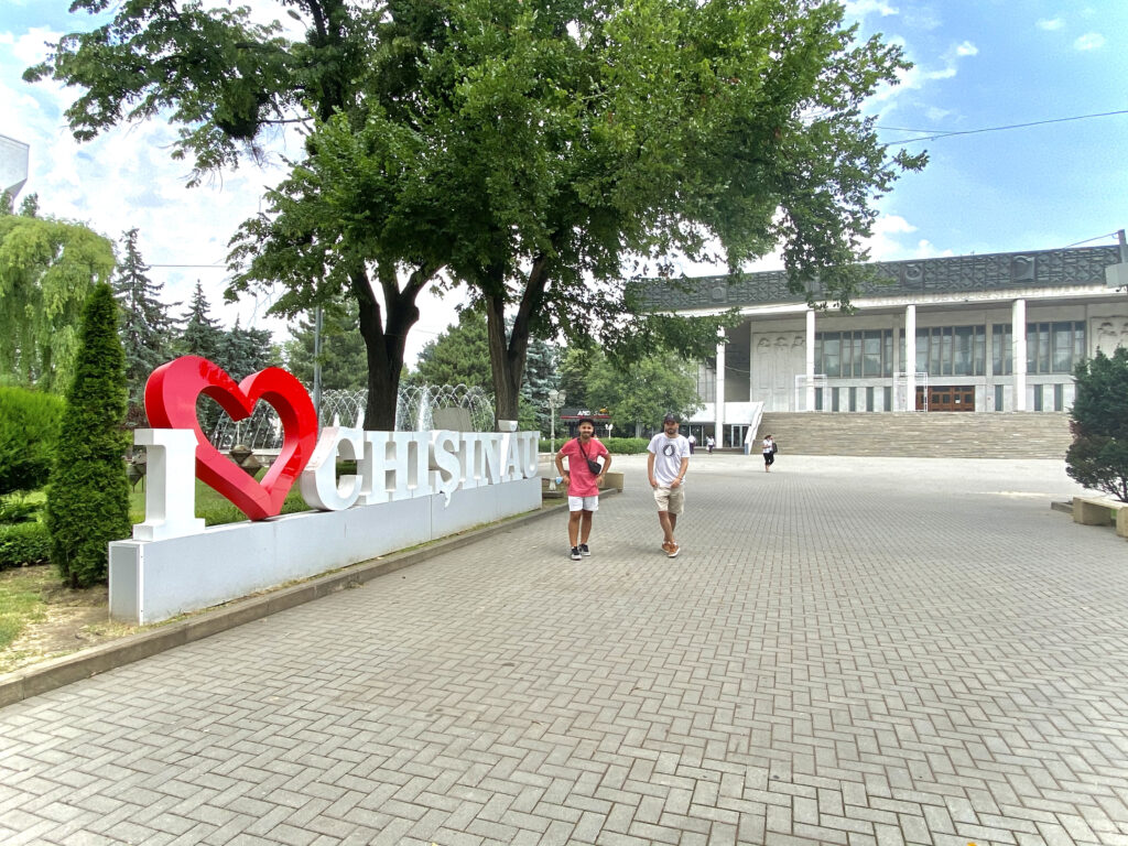 Donde queda Moldavia - El Teatro Nacional de Ópera y Ballet junto al "I Love Chisinau"