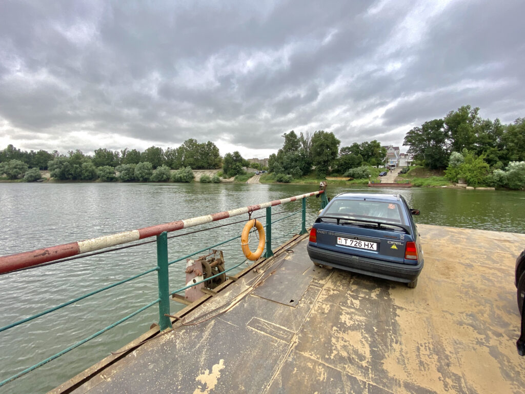 Cruzar el Río Dniéster en Balsa - donde queda Transnistria