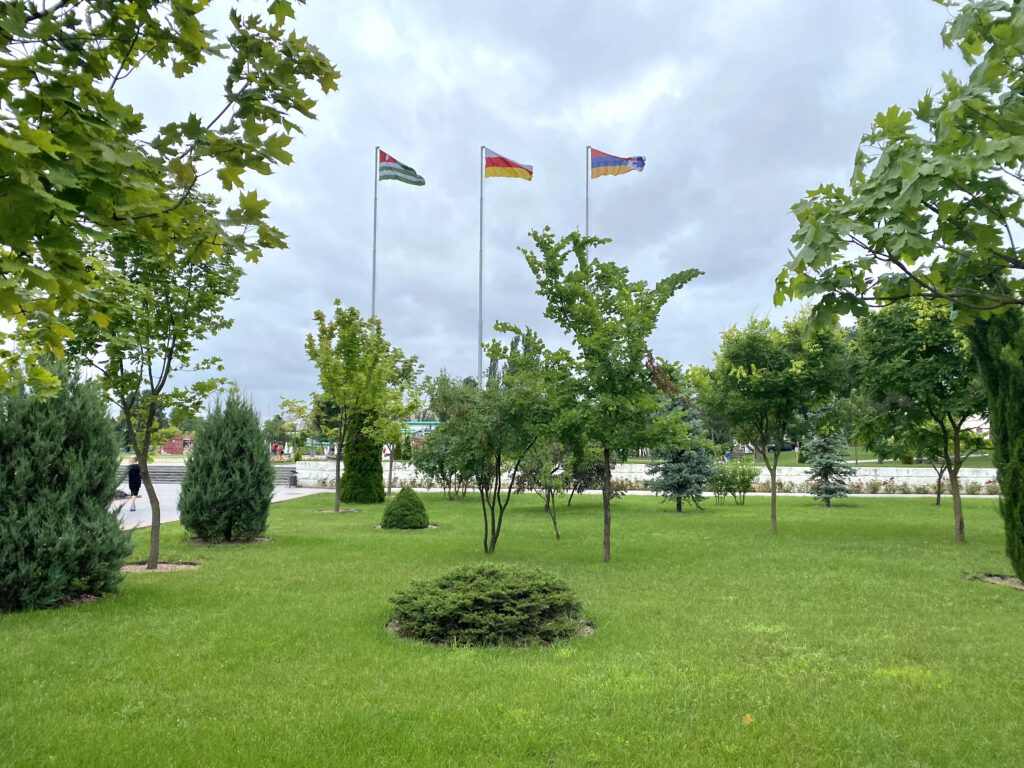 Banderas de Abjasia, Osetia del Sur y Nagorno-Karabaj.
