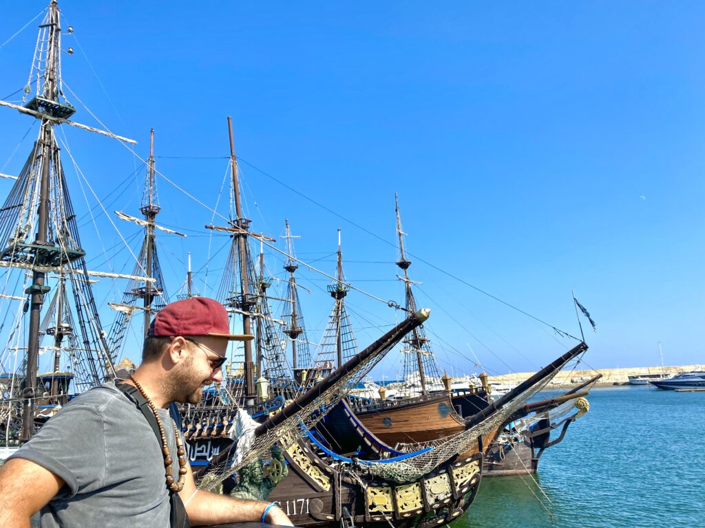 Barcos Piratas en el Puerto 