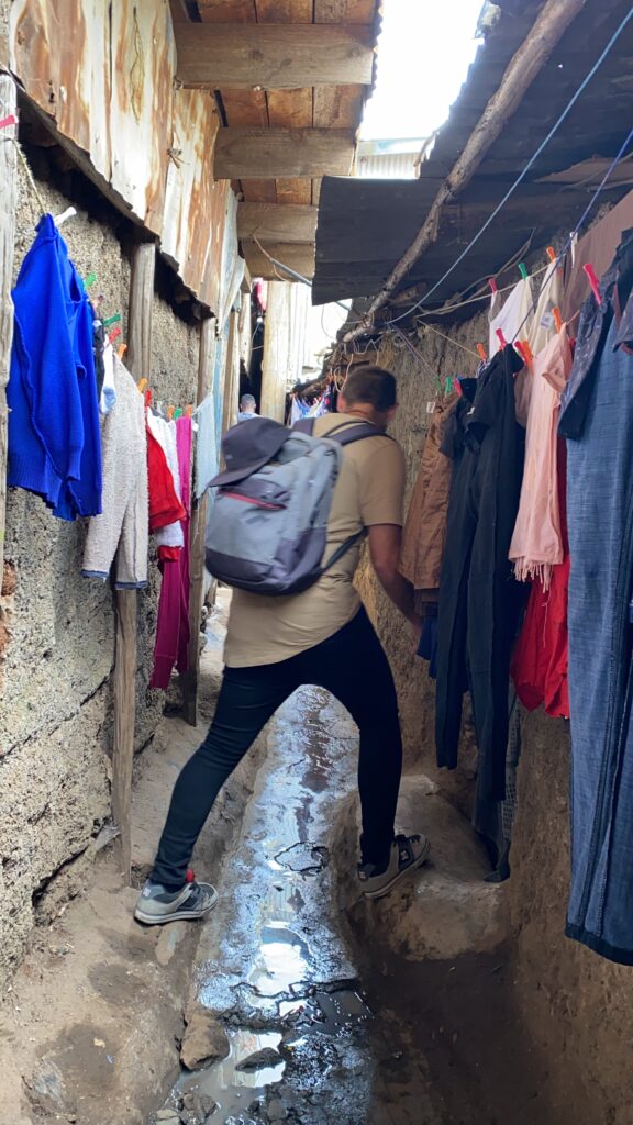 Entrando a una casa en Kibera