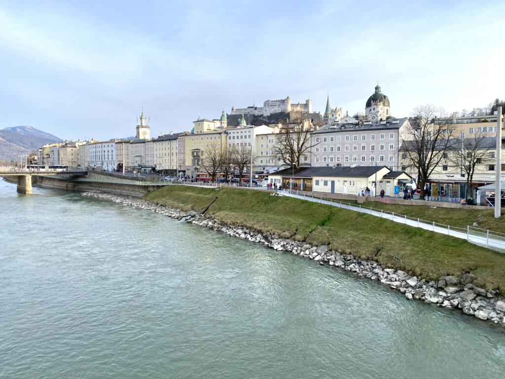 Paseo Costanero a los pies del Rio Salzach