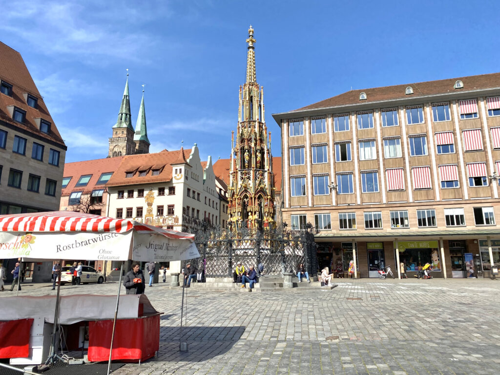 Schöner Brunnen - Que visitar en Nuremberg