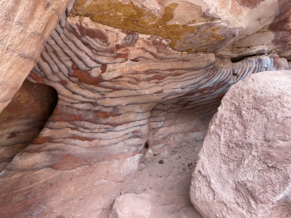 Tonalidades de la piedra dentro de las Cuevas - curiosidades de petra