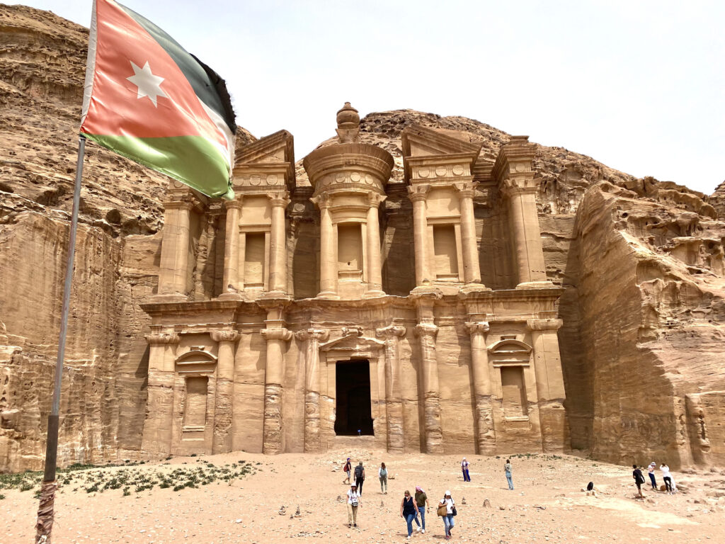 La ciudad fue TALLADA en la piedra - curiosidades de petra