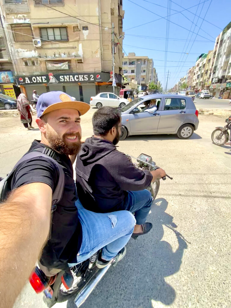 Como moverse por Karachi