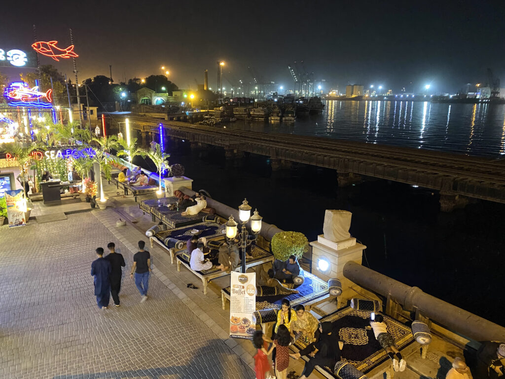 Port Grand - donde comer en karachi a parte de Do Darya