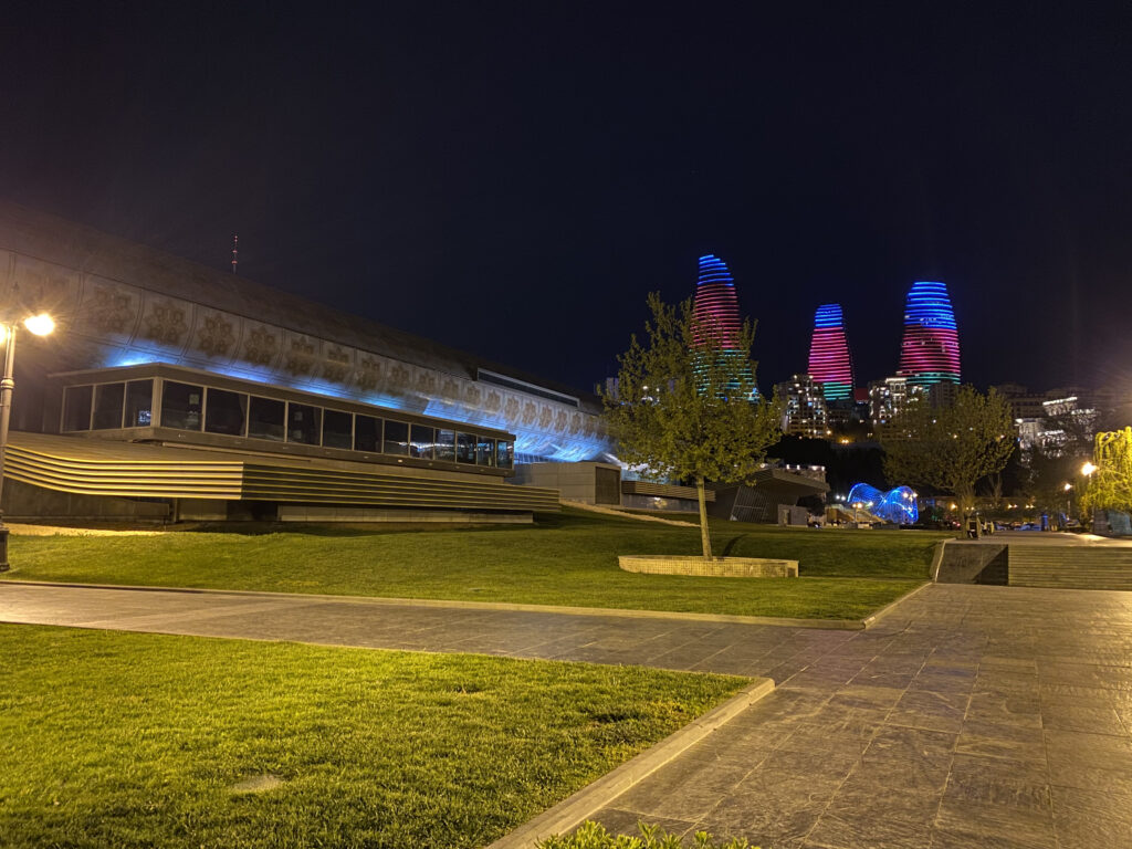 Flame Towers iluminadas