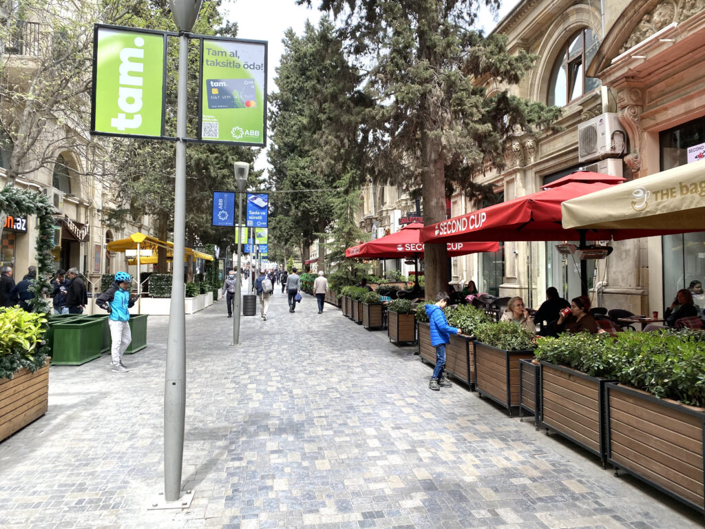 Caminar por Mammad Amin Resuizade Street (restaurantes)