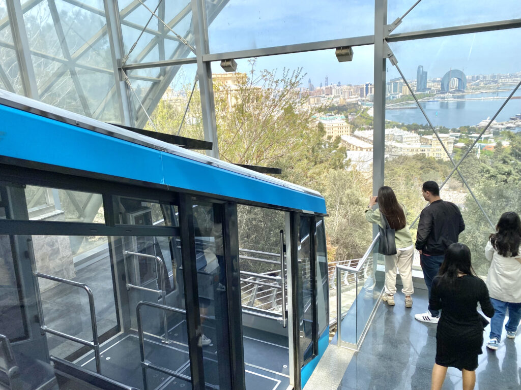 Funicular para ir a las Flame Towers