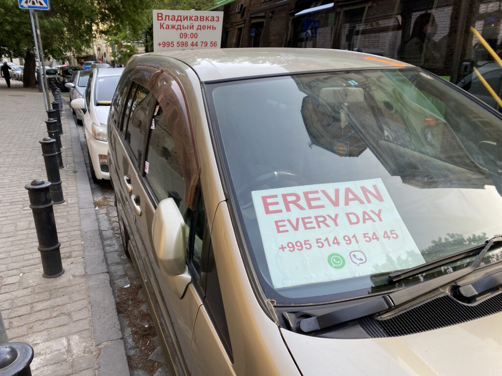 Autos en la calle que cubren el trayecto Tiflis-Erevan