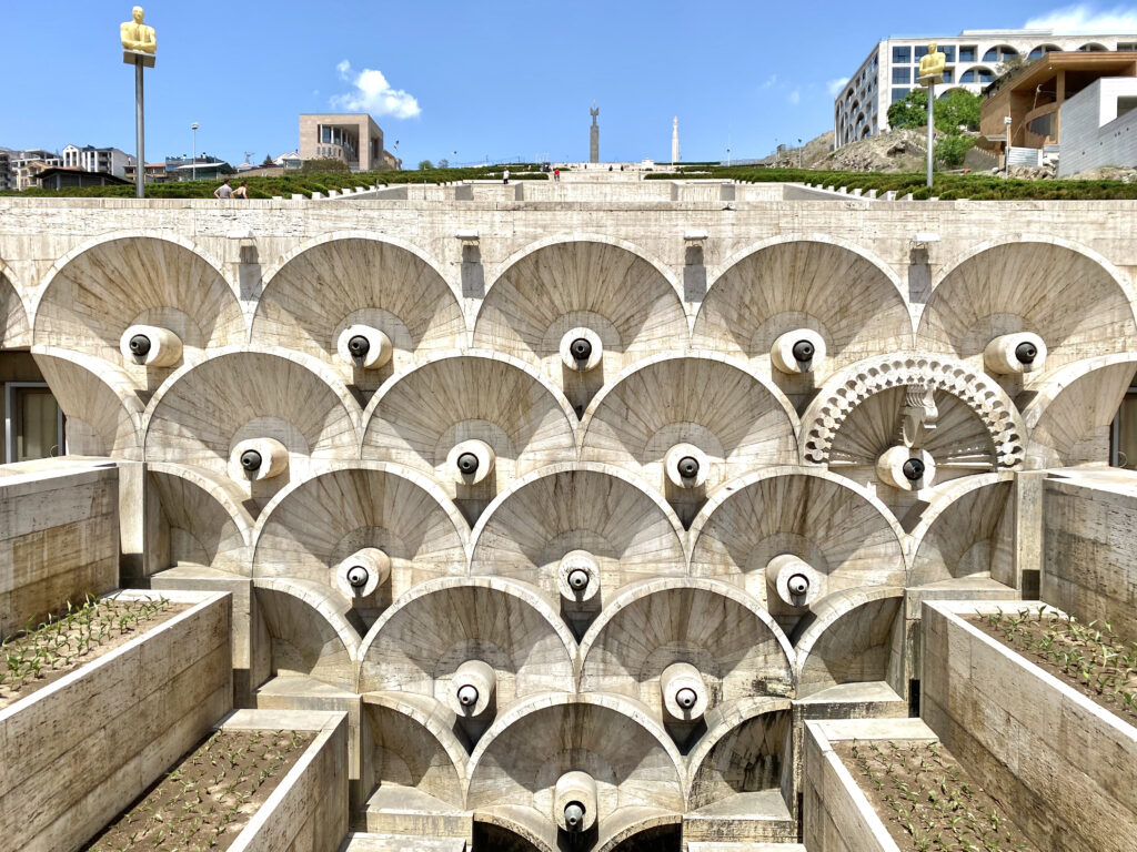 que ver en Ereván - Cafesjian Center for the Arts y Erevan Cascade