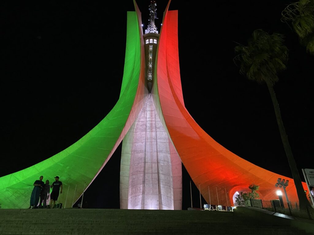 Monumento de los Mártires de noche Argel