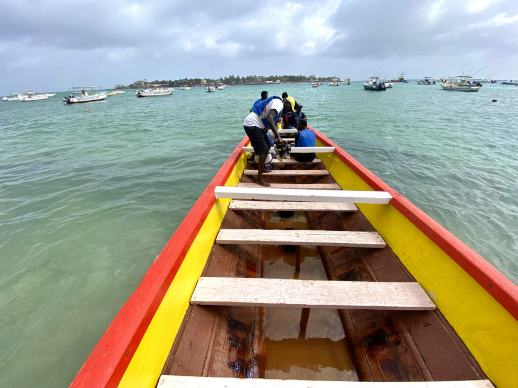 Botes que te llevan rumbo a la Isla de Ngor