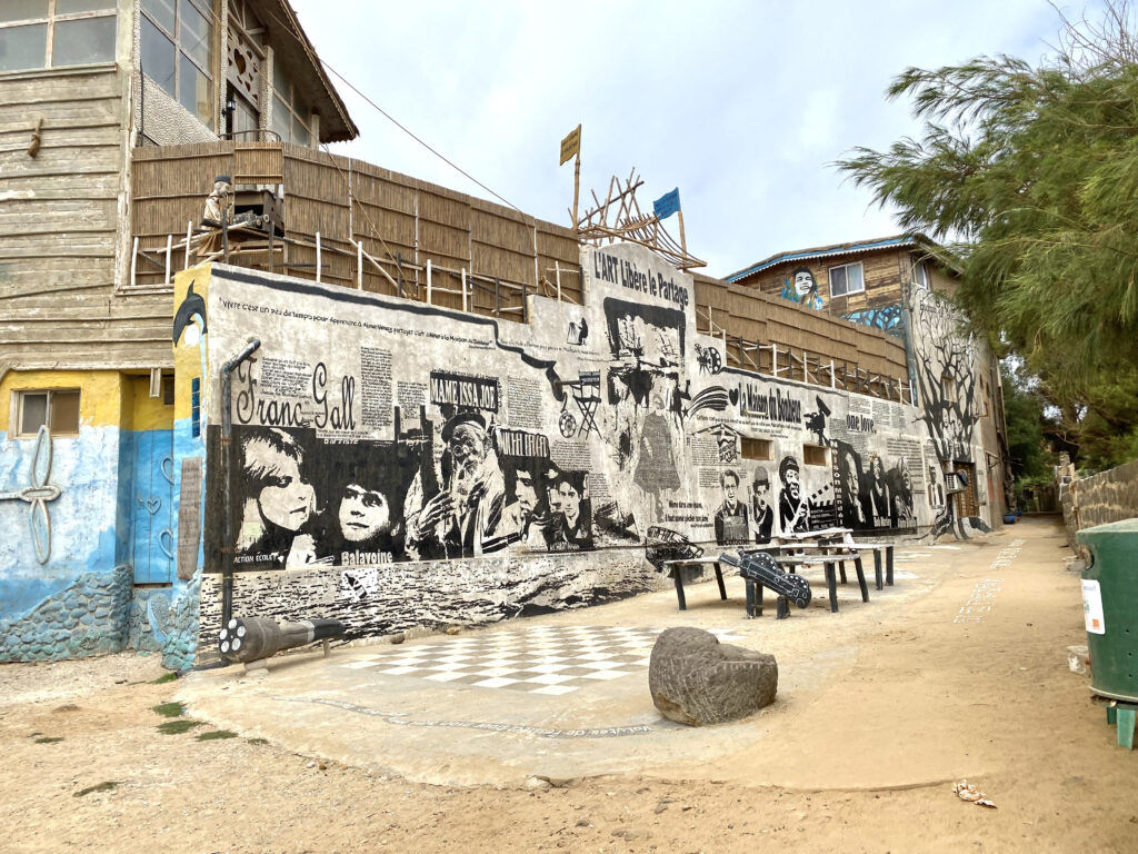 Mural en el centro de la isla de ngor