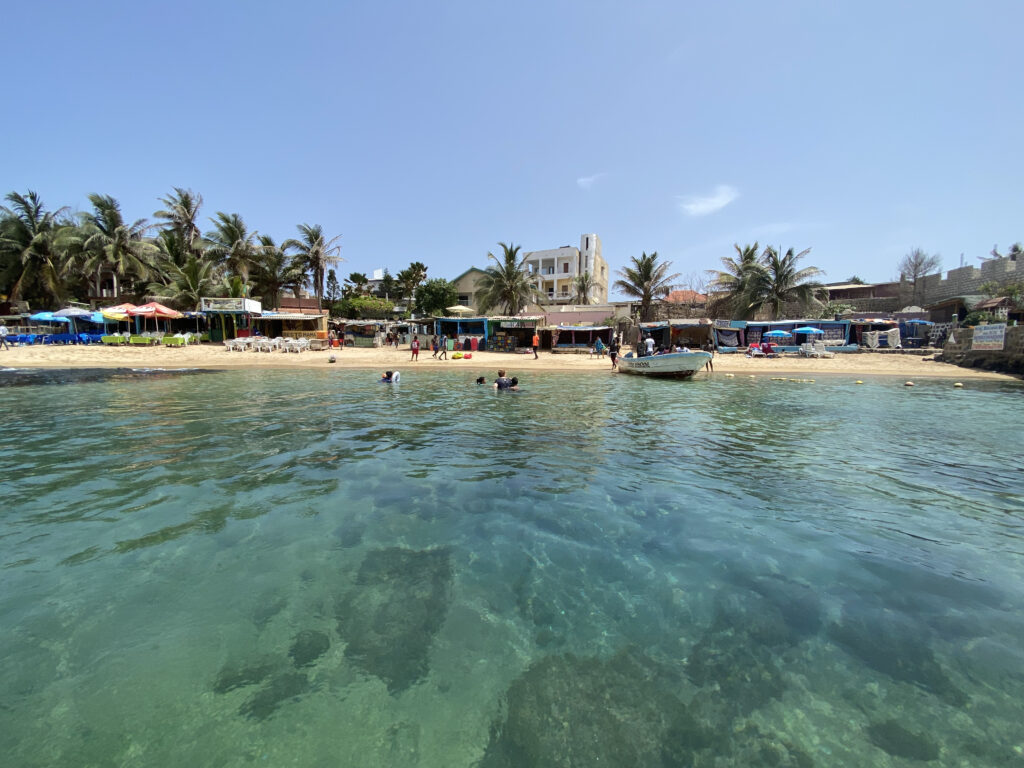 El tremendo color del agua en la Isla de Ngor