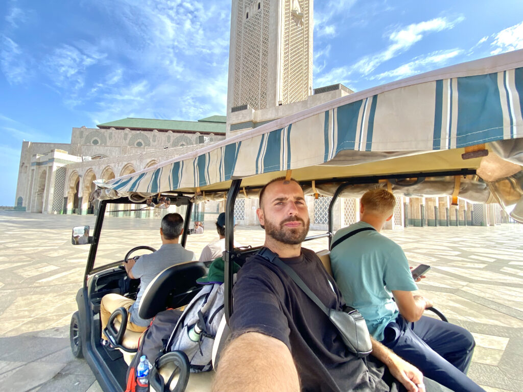 Carrito de Golf que te lleva a la Mezquita de Casablanca