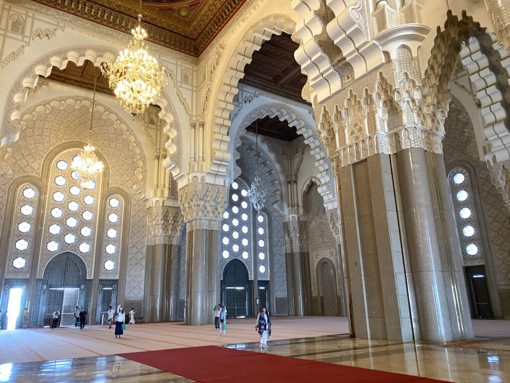 Parlantes escondidos arriba de las columnas