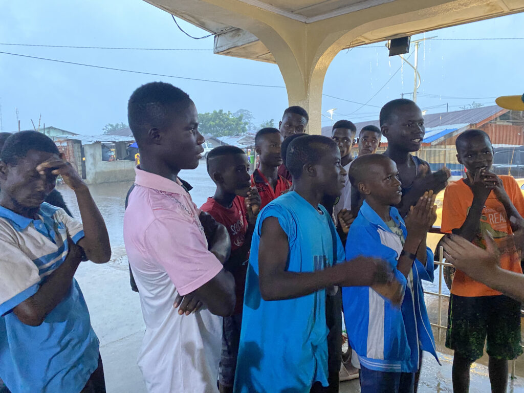 Cálida bienvenida al país