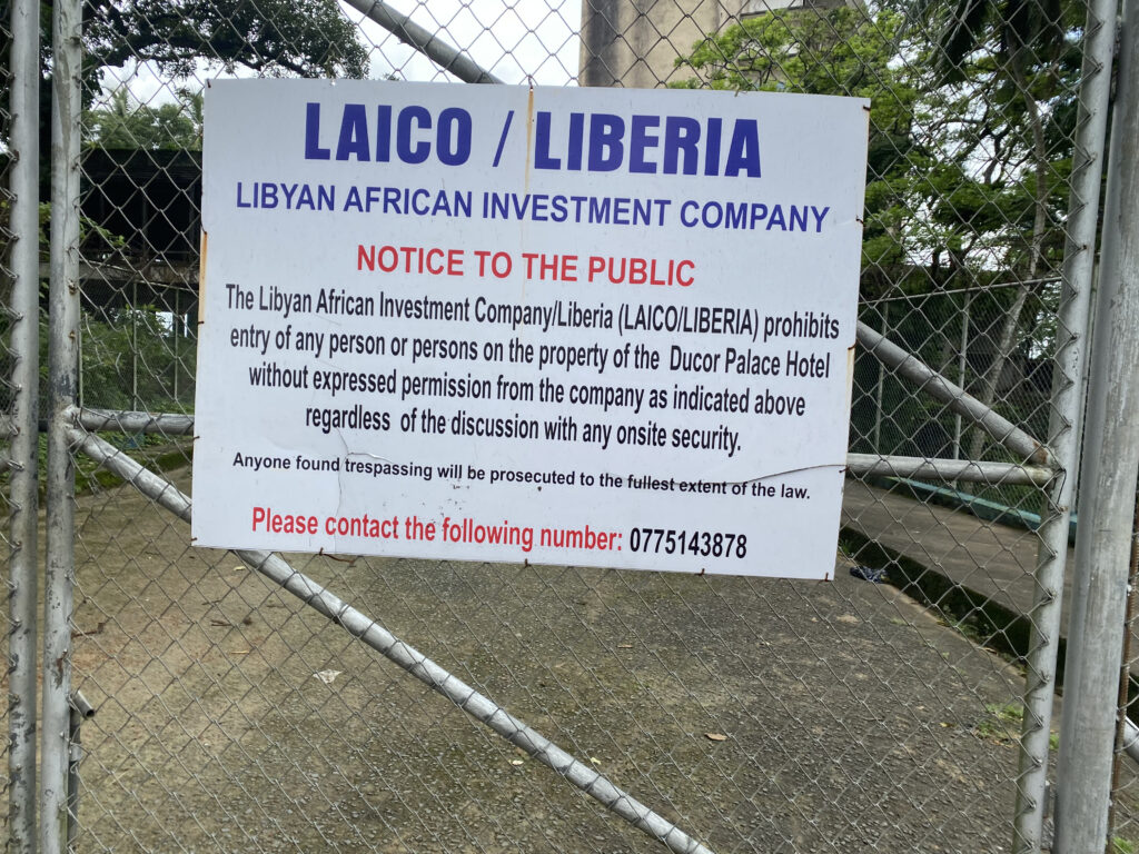 Entrada al Ducor Hotel