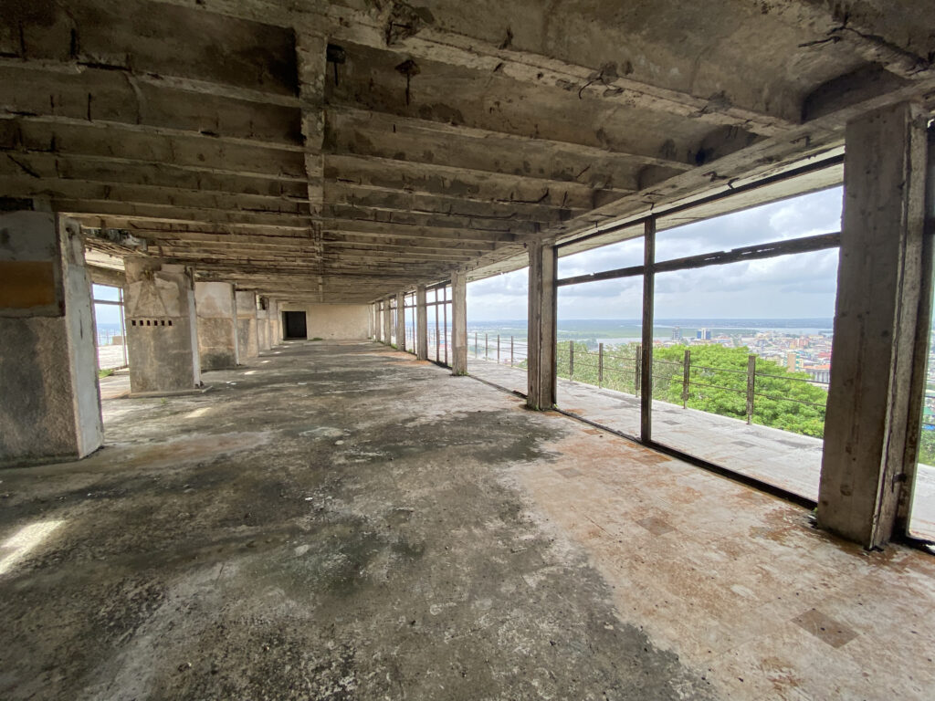 Subiendo el Ducor Hotel de Monrovia, la capital de Liberia