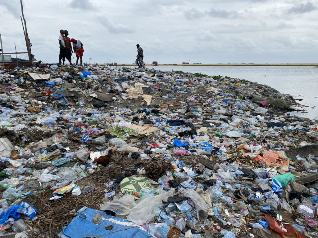 Infinidad de basura en West Point