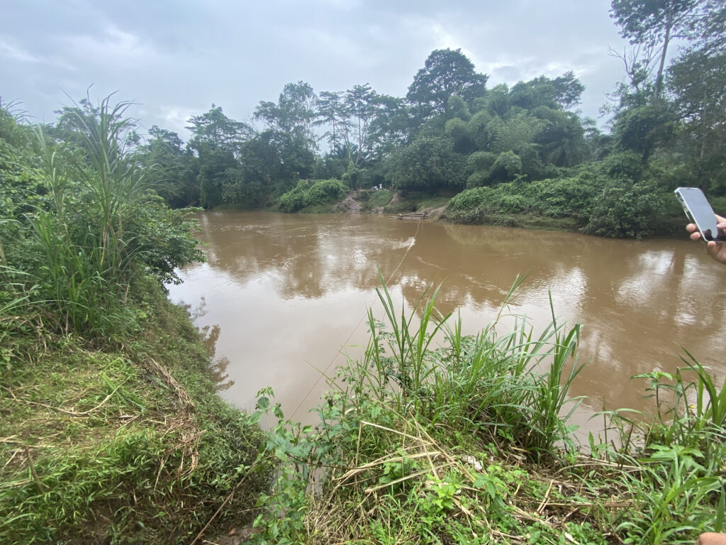 La soga que cruza el río - Frontera en balsa