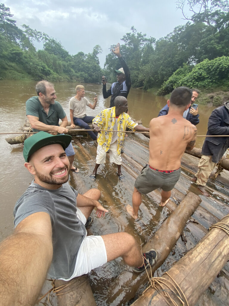 Todos a bordo de la balsa cruzando el río hacia Guinea