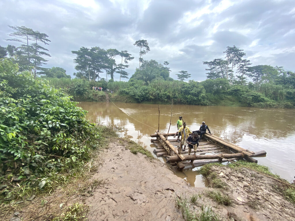 Se empieza a mover la balsa, nosotros del otro lado esperando