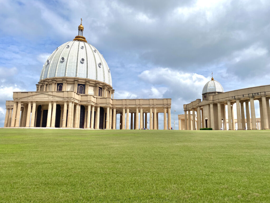 Parque junto a la Iglesia de Yamusukro