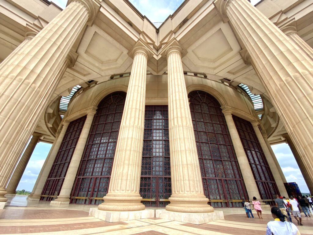 La iglesia vista desde afuera