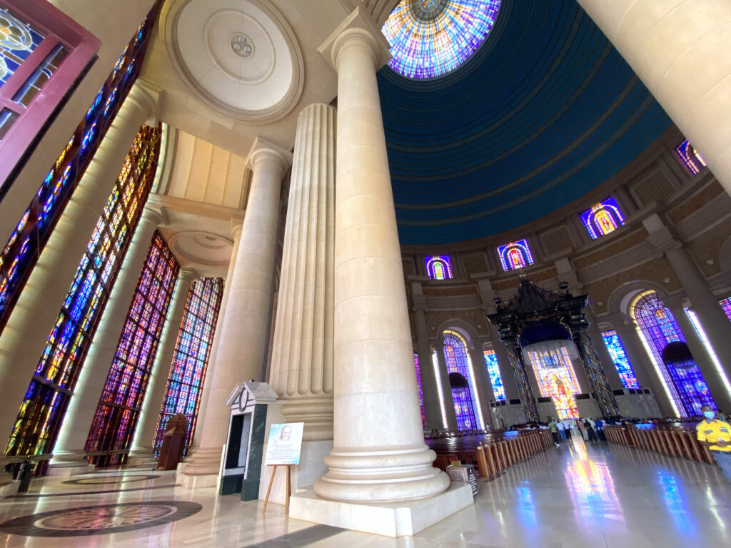 Interior de la iglesia mas grande del mundo en Yamusukro