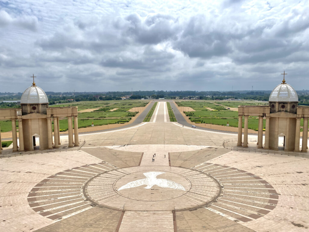 Explanada exterior vista desde la terraza del segundo piso