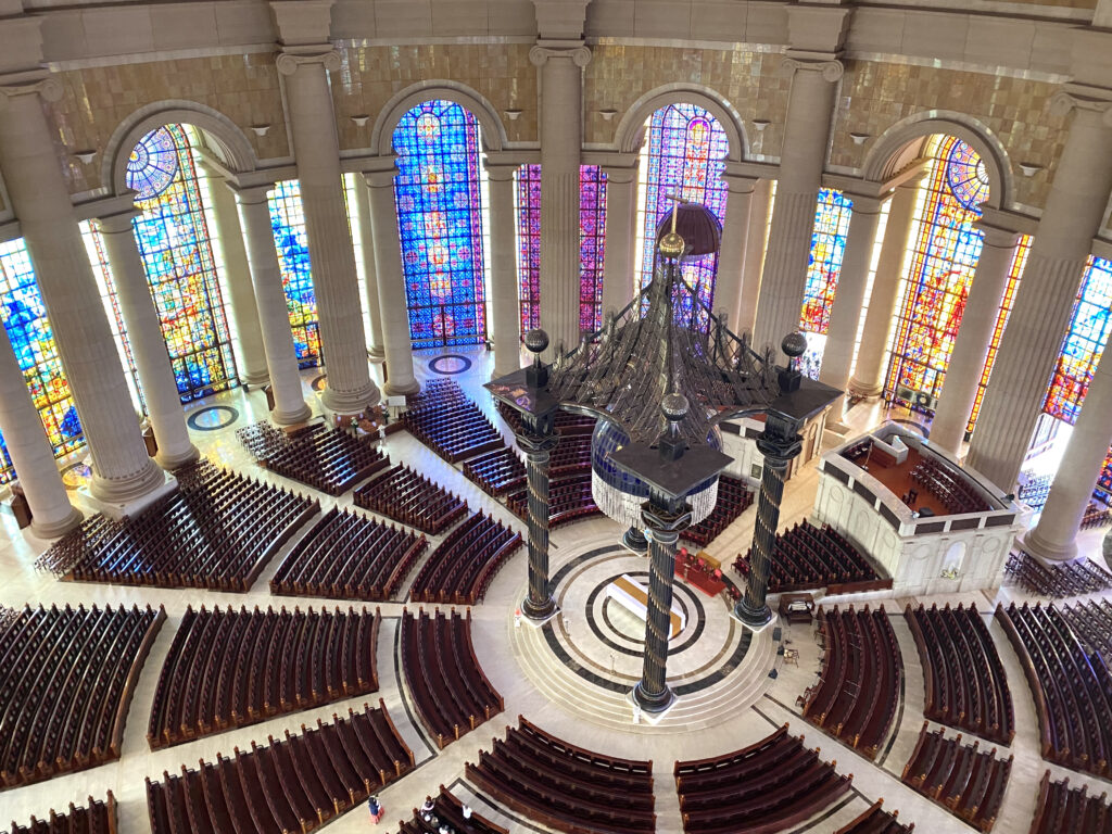 Interior de la iglesia mas grande del mundo en Yamusukro
