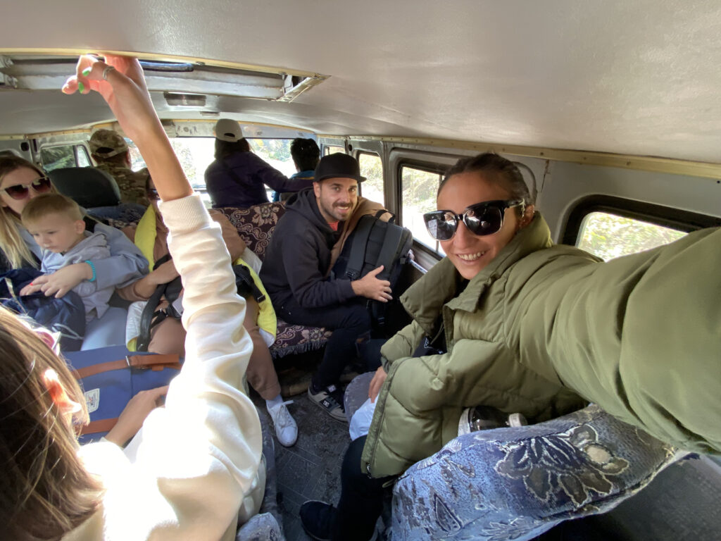 Taxis compartidos rumbo al Lago Kaindy