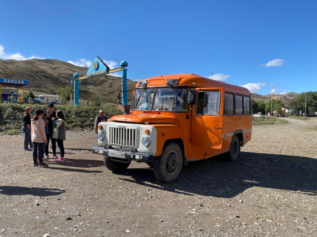 El camión-bus que te lleva al Lago Kaindy