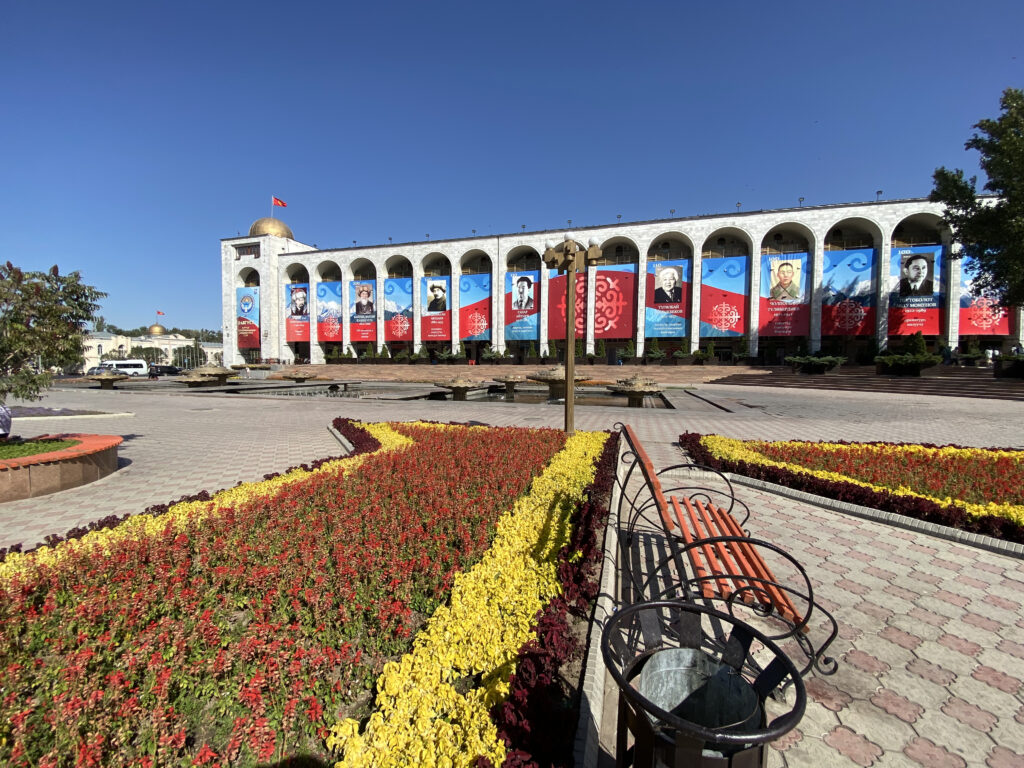Plaza Ala Too - cosas que hacer en Bishkek