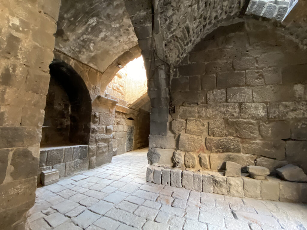 Callejones dentro del Teatro Romano de Bosra