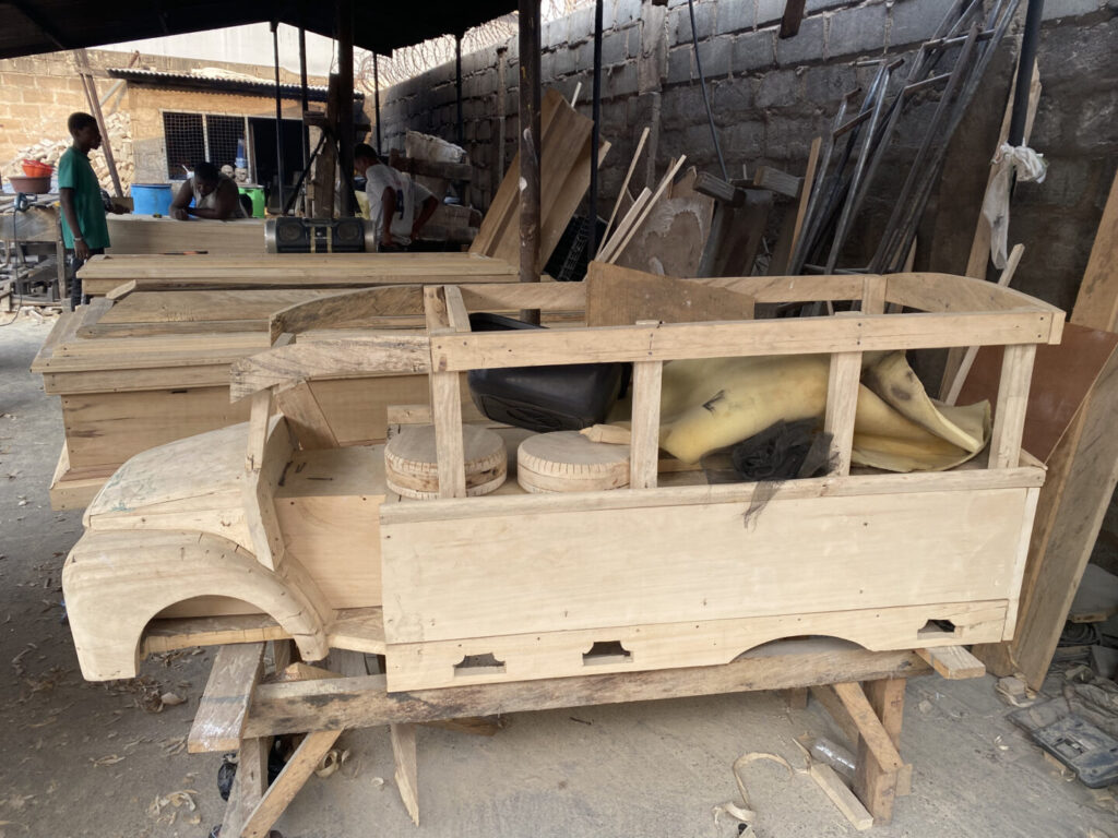 Fábrica de Ataúdes en Accra - Que ver en el sur de Ghana