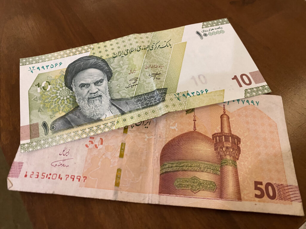 Dinero en Irán